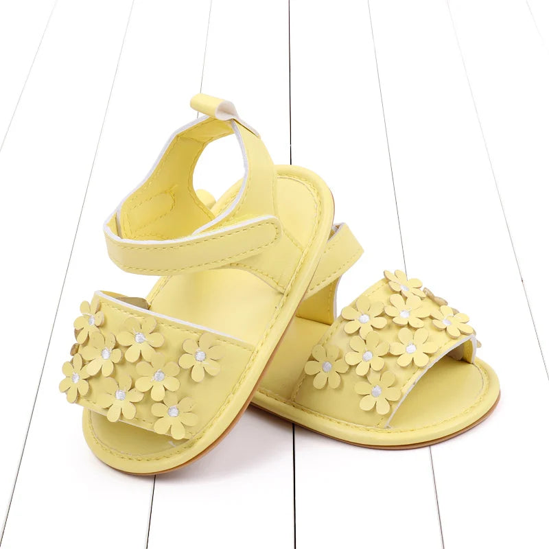 Chaussures pour enfants  maison simple et confortable