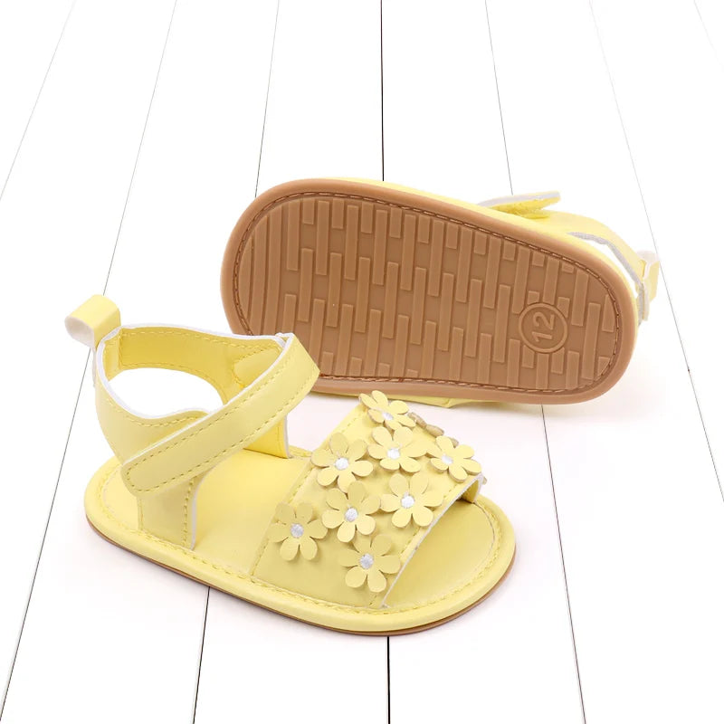 Chaussures pour enfants  maison simple et confortable